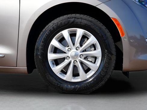 Used 2018 Chrysler Pacifica Touring-L w/ Advanced Safetytec Group FWD image 9