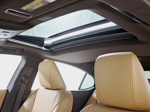 Used 2021 Lexus ES 300h w/ Accessory Package image 28