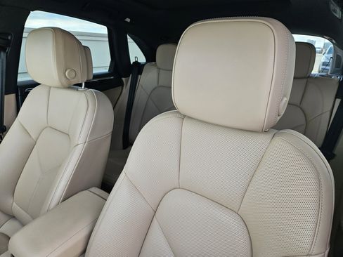 Certified 2025 Porsche Macan image 6