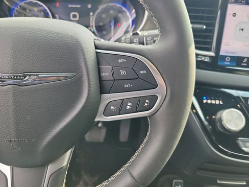 Used 2025 Chrysler Pacifica Select FWD image 29