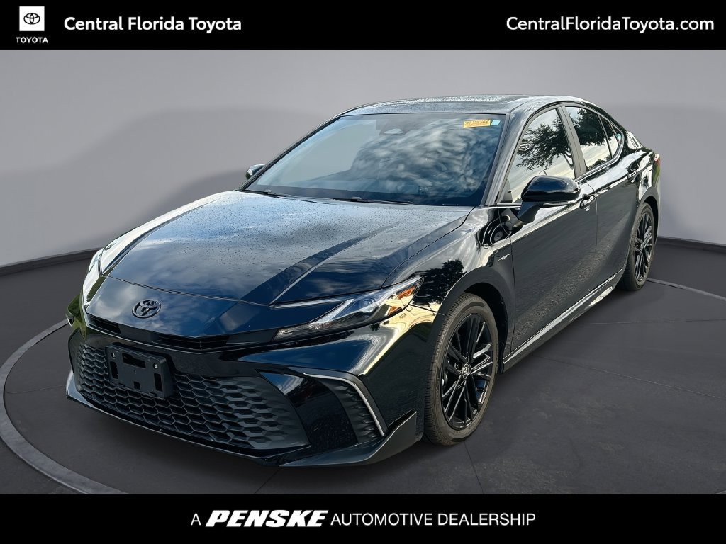 Used 2025 Toyota Camry SE FWD image 1