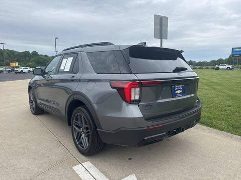 Used 2025 Ford Explorer ST-Line w/ ST-Line Street Pack AWD/4WD image 8