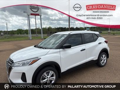 New 2025 Nissan Kicks Play S