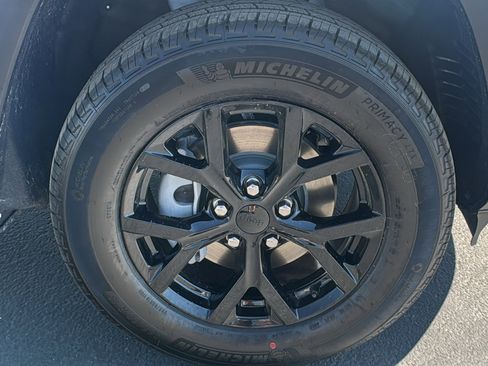 New 2026 Jeep Grand Cherokee Altitude image 9