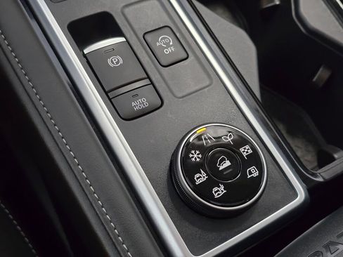 Used 2025 Nissan Pathfinder SL w/ SL Premium Package image 35