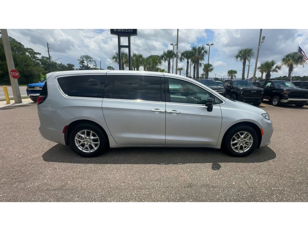 Used 2024 Chrysler Pacifica Touring-L FWD image 9