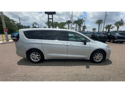 Used 2024 Chrysler Pacifica Touring-L FWD image 9