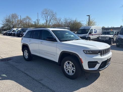 Used 2024 Jeep Grand Cherokee Laredo AWD/4WD image 8