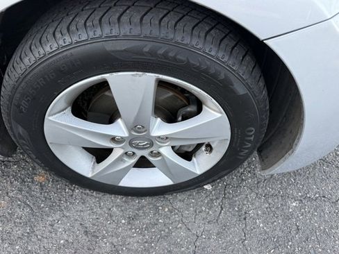 Used 2013 Hyundai Elantra GLS w/ Preferred Pkg image 16