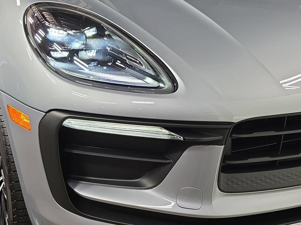 Certified 2026 Porsche Macan AWD/4WD image 12