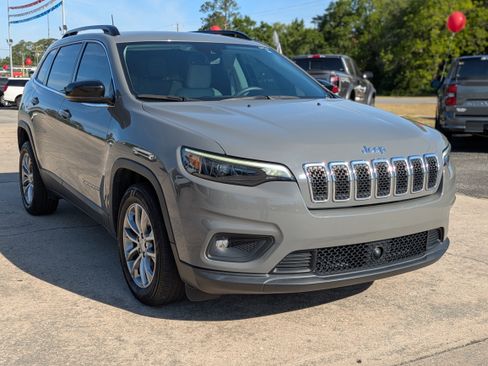 Used 2022 Jeep Cherokee Latitude Lux w/ Mopar Interior Package FWD image 4