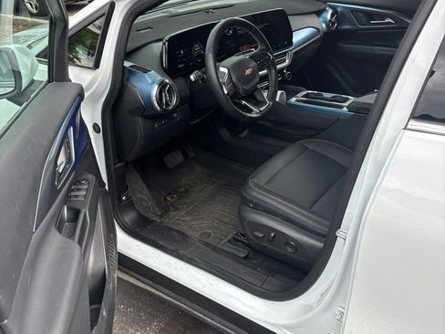Used 2025 Chevrolet Equinox EV LT w/ Convenience Package AWD/4WD image 2