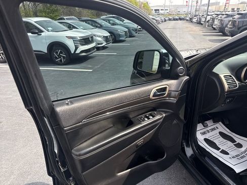 Used 2017 Jeep Grand Cherokee Limited image 10