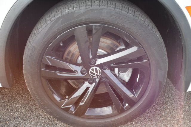 Used 2024 Volkswagen Tiguan SE R-Line AWD/4WD image 46