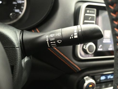 Used 2022 Nissan Versa SR w/ Convenience Package image 18