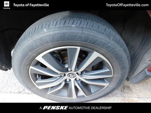 Used 2022 Toyota Venza LE AWD/4WD image 7