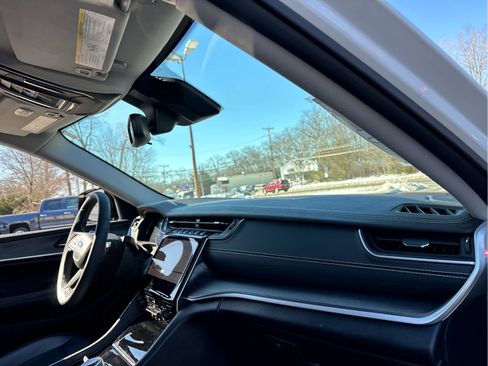 Used 2023 Jeep Grand Cherokee Limited image 26