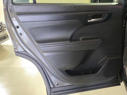 Used 2023 Toyota Highlander XLE FWD image 13