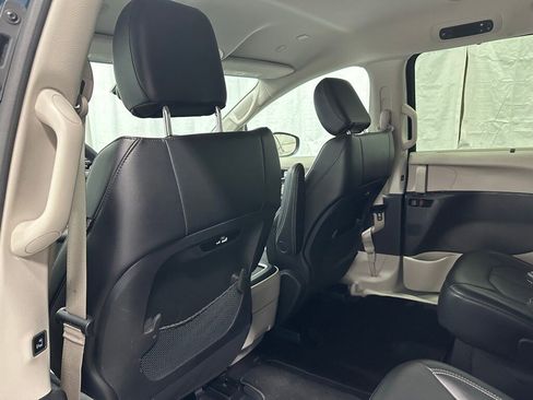 Used 2023 Chrysler Pacifica Touring-L image 45