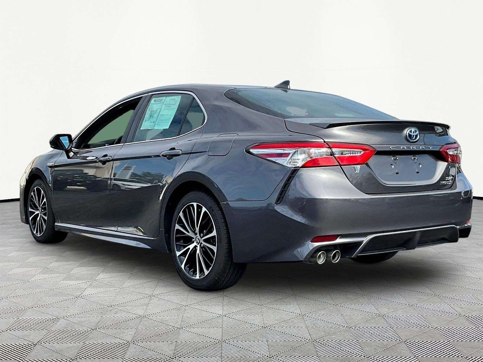 Used 2020 Toyota Camry SE w/ Sunroof Package FWD image 4
