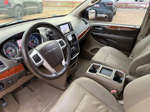 Used 2015 Chrysler Town & Country Touring w/ Driver Convenience Group image 16