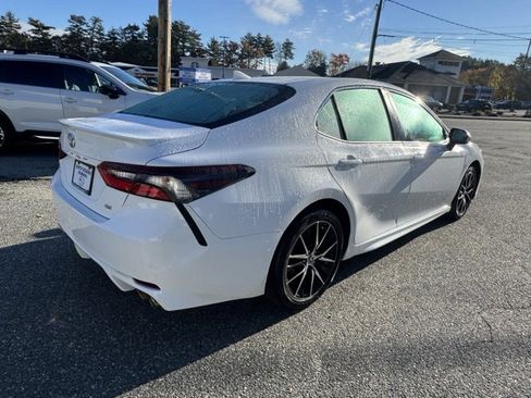 Used 2022 Toyota Camry SE image 3