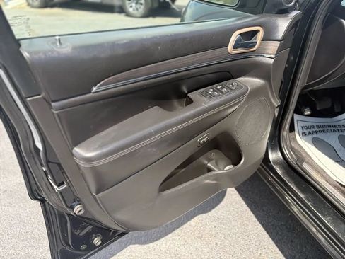 Used 2017 Jeep Grand Cherokee Overland AWD/4WD image 24