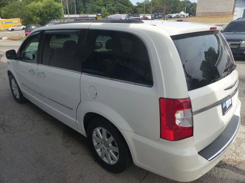 Used 2012 Chrysler Town & Country Touring-L w/ Driver Convenience Group FWD image 7