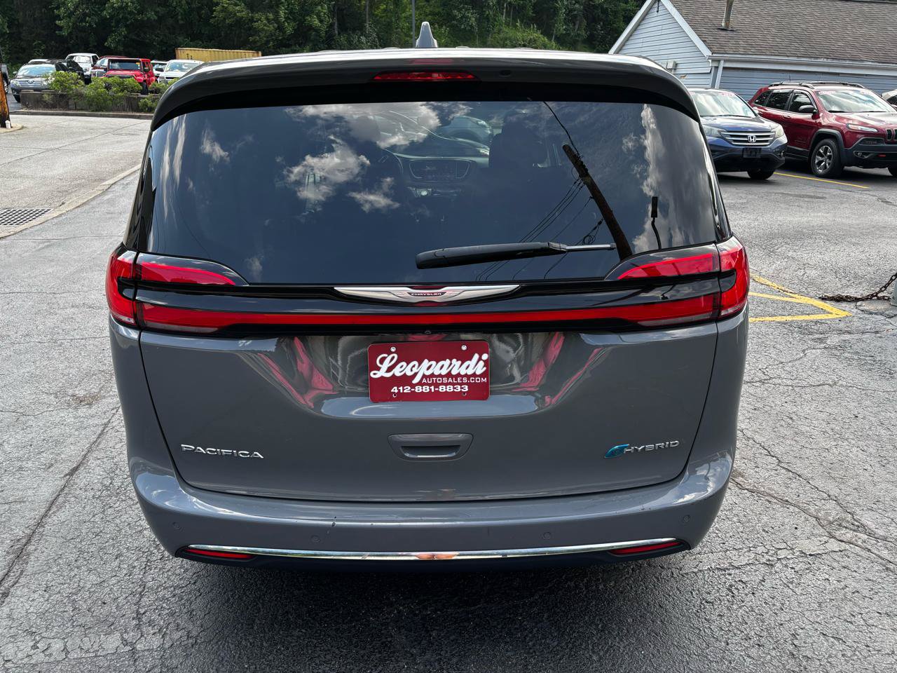 Used 2022 Chrysler Pacifica Touring-L w/ Uconnect Theater Family Group FWD image 6