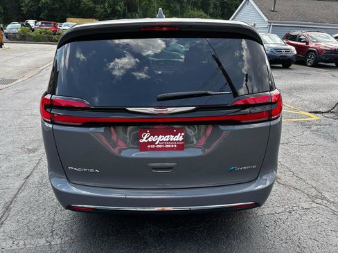 Used 2022 Chrysler Pacifica Touring-L w/ Uconnect Theater Family Group FWD image 6