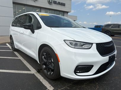New 2026 Chrysler Pacifica Select