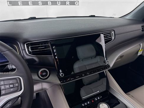 Used 2025 Jeep Wagoneer 4WD w/ Premium Group I image 24