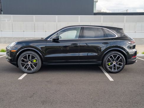 Certified 2025 Porsche Cayenne E-Hybrid AWD/4WD image 2