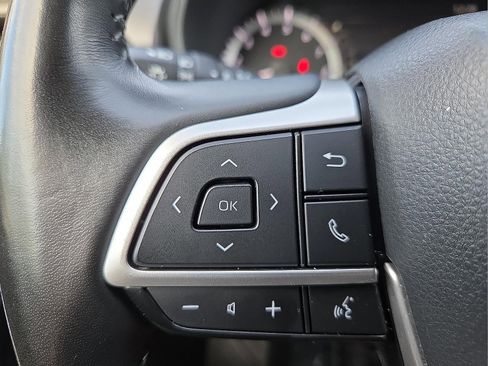 Used 2024 Toyota Highlander LE image 17