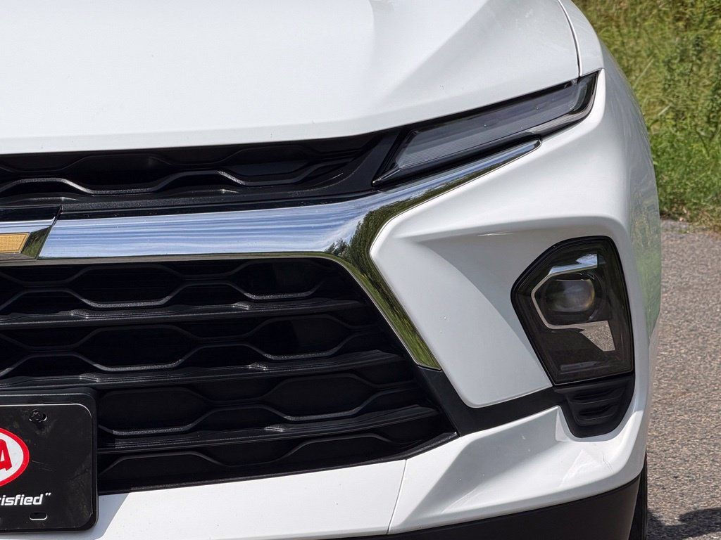 Used 2025 Chevrolet Blazer LT AWD/4WD image 2
