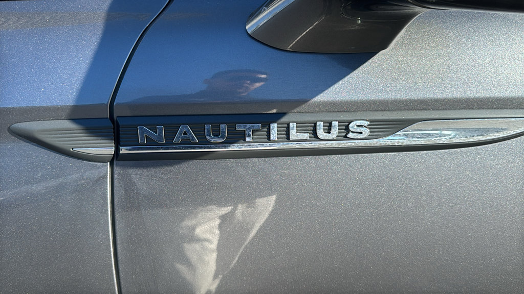 Used 2022 Lincoln Nautilus FWD w/ Premium Package image 7