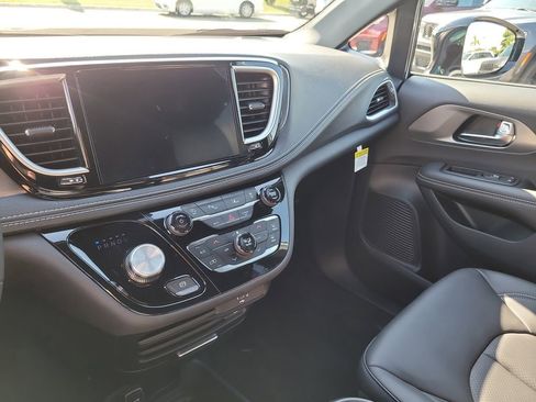 New 2026 Chrysler Pacifica Select image 20