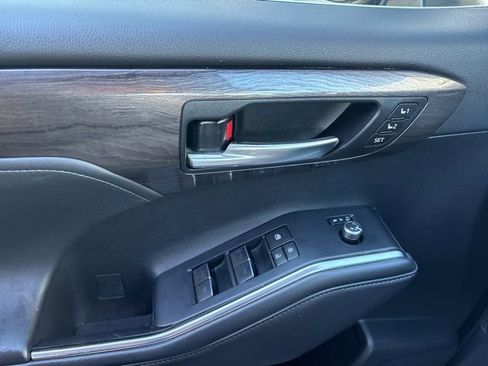 Used 2023 Toyota Highlander Limited image 12