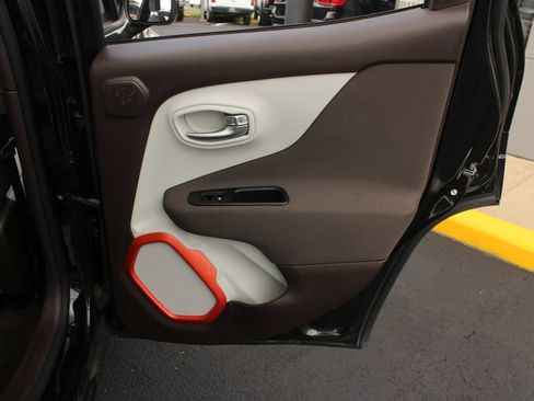 Used 2015 Jeep Renegade Latitude w/ Popular Equipment Group AWD/4WD image 23