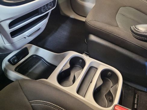 Used 2022 Chrysler Voyager LX FWD image 26