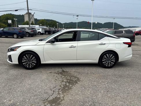 Used 2025 Nissan Altima 2.5 SV FWD image 2