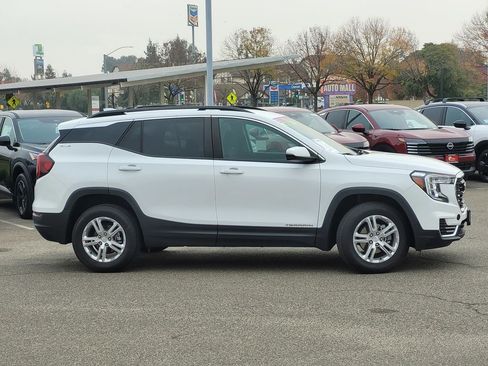 Used 2023 GMC Terrain SLE w/ Driver Convenience Package image 4