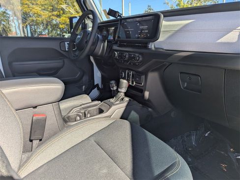Used 2024 Jeep Gladiator Sport image 9
