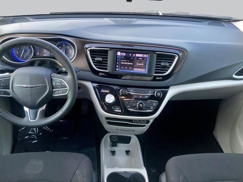 Used 2022 Chrysler Voyager LX FWD image 14