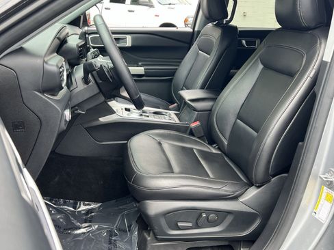 Used 2020 Ford Explorer XLT w/ Equipment Group 202A AWD/4WD image 12