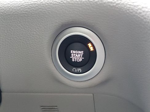 Used 2024 Chrysler Pacifica Touring-L image 15