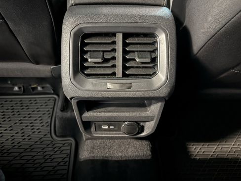 Used 2024 Volkswagen Tiguan SE R-Line image 9