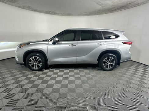 Used 2023 Toyota Highlander XLE FWD image 6