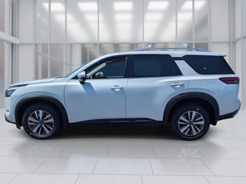 New 2025 Nissan Pathfinder SL image 2