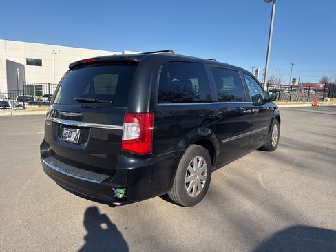 Used 2014 Chrysler Town & Country Touring w/ Driver Convenience Group image 4
